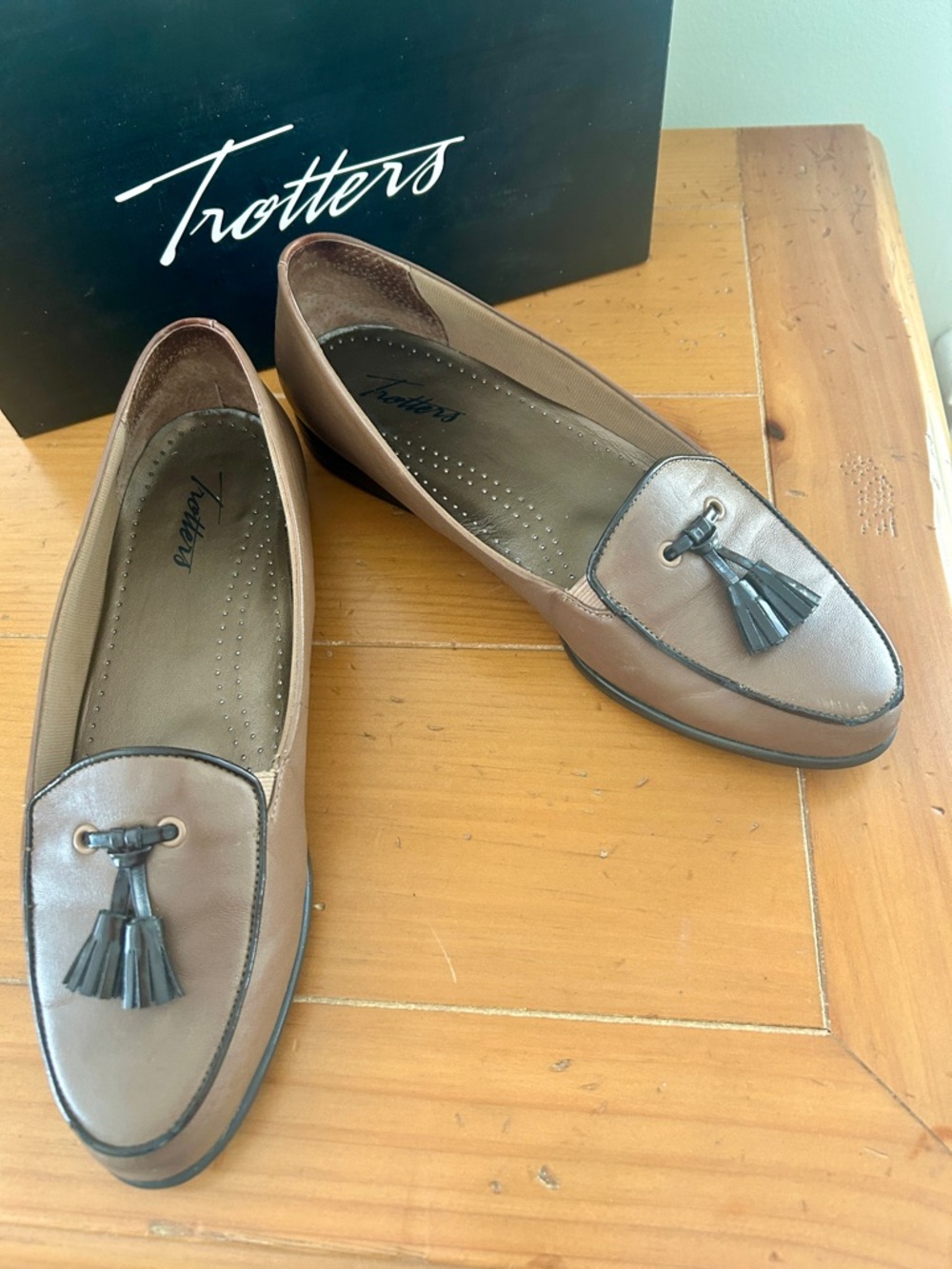 Trotters Tan Taupe Black Tassel Loafer Leather Flats Women's size 8M